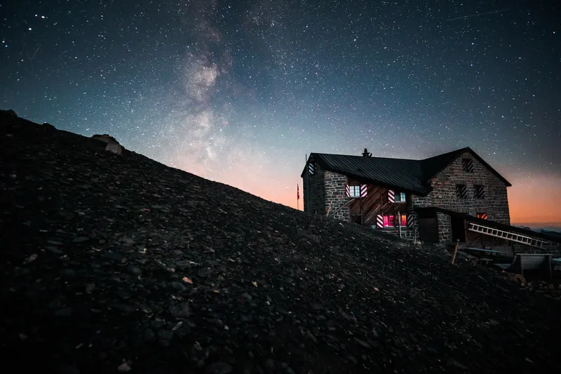 Die Milchstraße über der Blüemlisalphütte