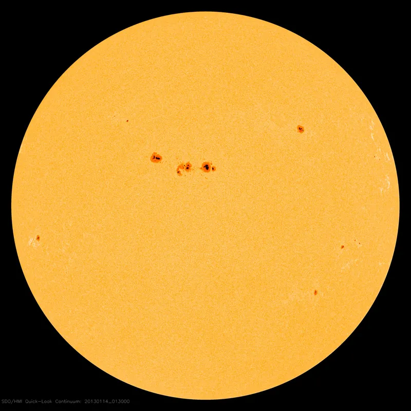 Die Sonne mit Sonnenflecken im Weißlicht