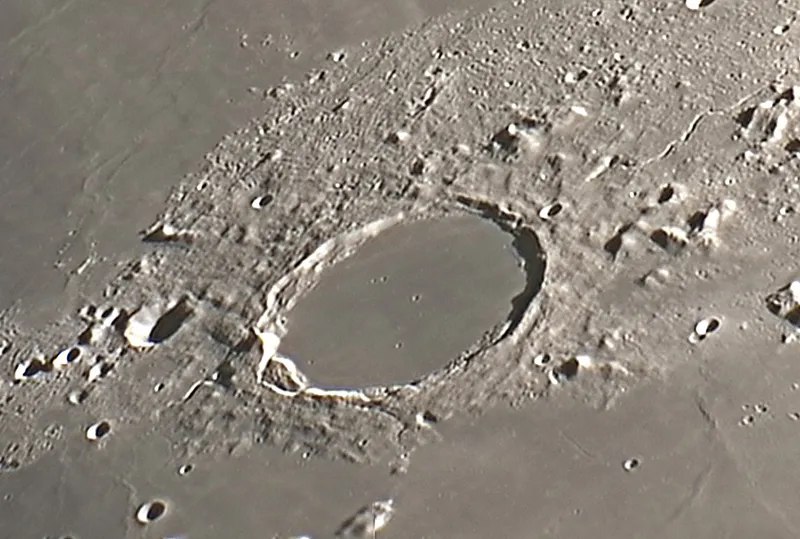 Der Mondkrater Plato bei hoher Vergrößerung
