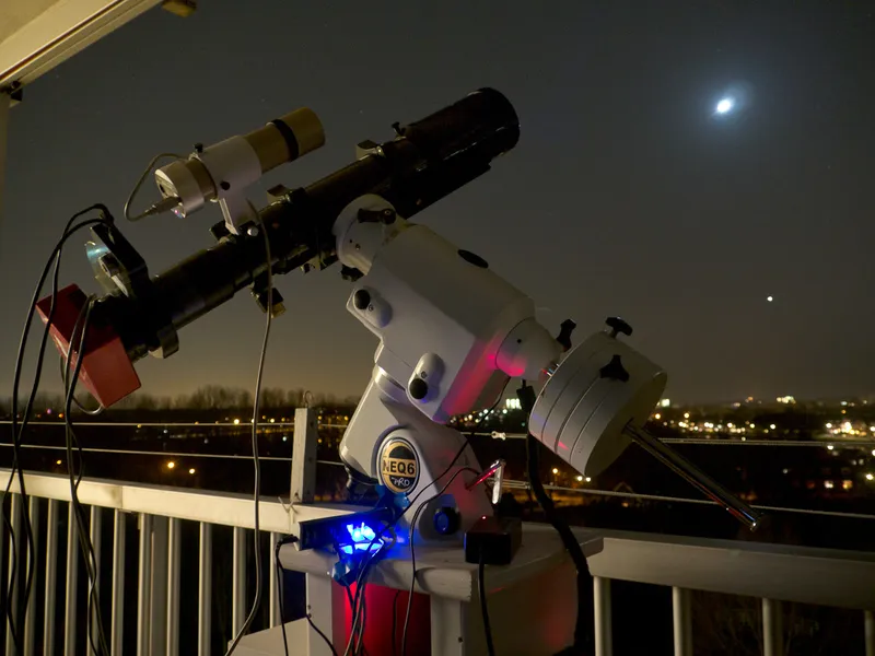 Refraktor auf einer parallaktischen Montierung bei Nacht